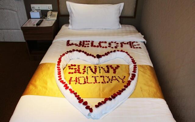 Sunny Holiday Hotel