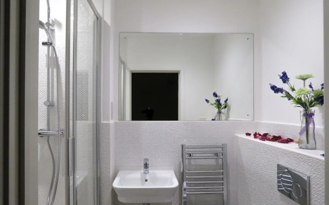 Tudors eSuites Private Garden & Garage