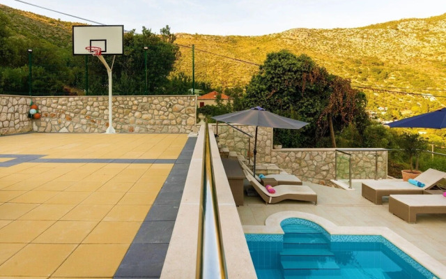 Stylish Home With Private Heated Pool Basketball Court