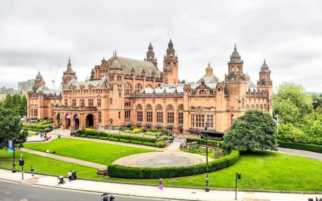 Light 2-bed West End Apt Overlooking Kelvingrove Museum