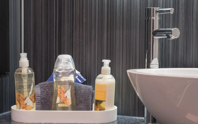 Marks At The Manor Luxury Riverside Apartments - Sleeps up to 4, with Parking and Sky TV