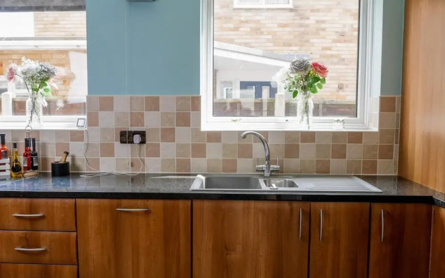 Stylish 4 Bed Apartment- Private Garden & Sleeps 8