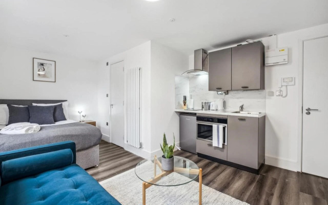 STH Sutherland Avenue Apartment