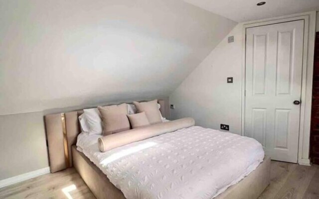 Luxury 3 Bedroom Penthouse w Massive Roof Terrace