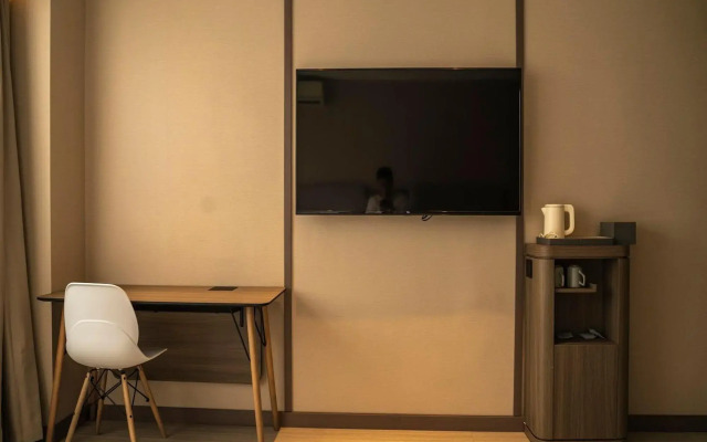 HanTing Hotel (Zhalantun Qinghe Furniture Plaza)