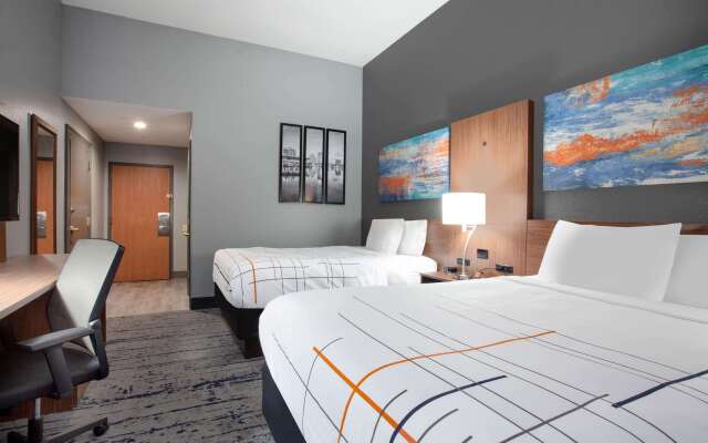 La Quinta Inn & Suites by Wyndham St. Petersburg Northeast