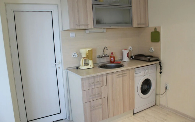 Snug Apartment near Airport and Lake