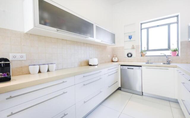 Quiet 4BR Penthouse in Yona Hanavi by HolyGuest
