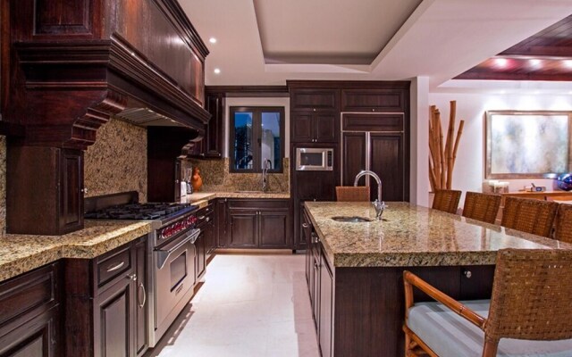 Sunny Vacation Condo 9