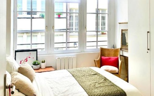 Top cozy apartment in the Upper Marais Area