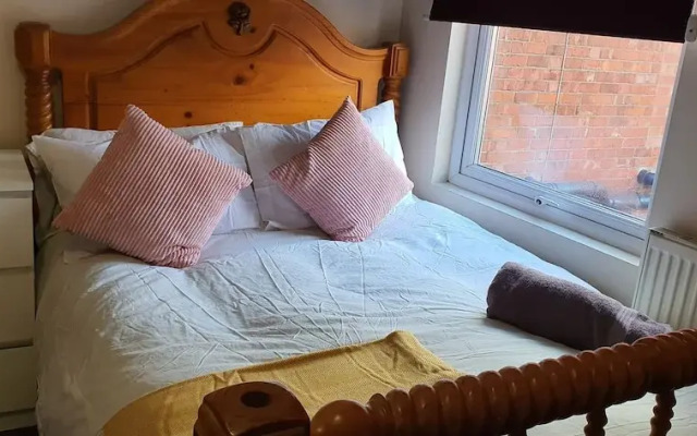 Room in Guest Room - Nice Large Room in Coventry