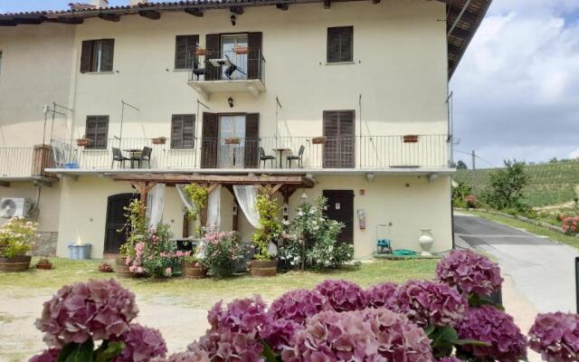 Madama Langa Country House con piscina nelle vigne