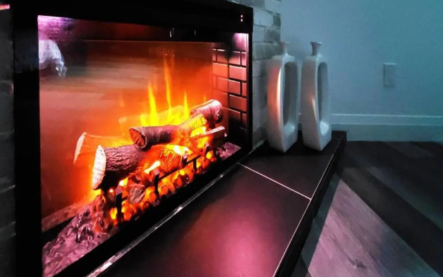 Renovated Guest Suite Near The Lake & High Park in Toronto!