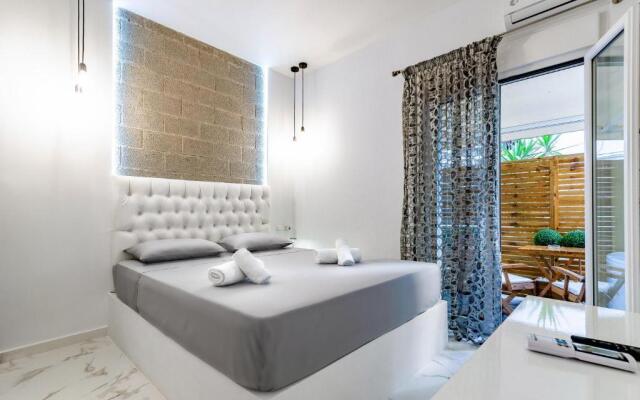 Lux studio 11 with yard in the heart of Athens
