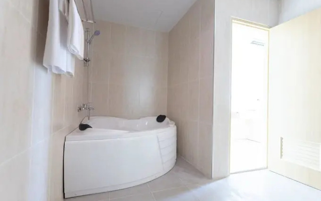 O2 Hotel Lopburi
