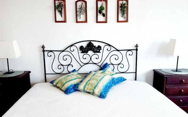 Impecable 4-bed Villa in Praia da Areia Branca