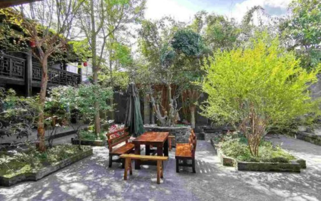 Langzhong Hou Family Courtyard Inn