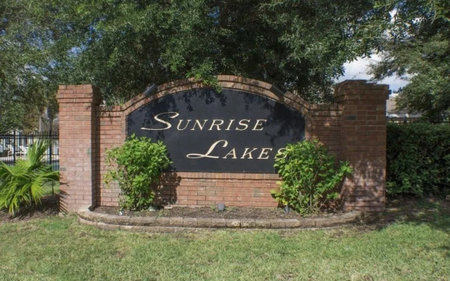 Sunrise Lakes 4 bed / 2.5 bath home
