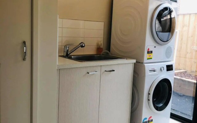 Seabreeze Haven -Wifi, Netflix, pet friendly beach house
