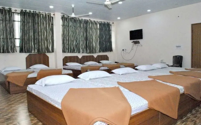 Iroomz Royal Inn