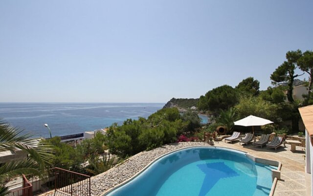 Fantastic villa with private swimming pool, garage, bbq, patio, wifi and the sea
