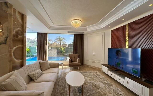 Beverly hills standalone villa with pool