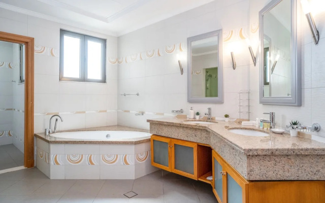 5BR Beach & pool villa in Palm