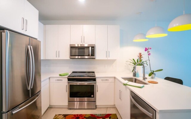 Minimalist & Alluring Condo, Walk to Mile High
