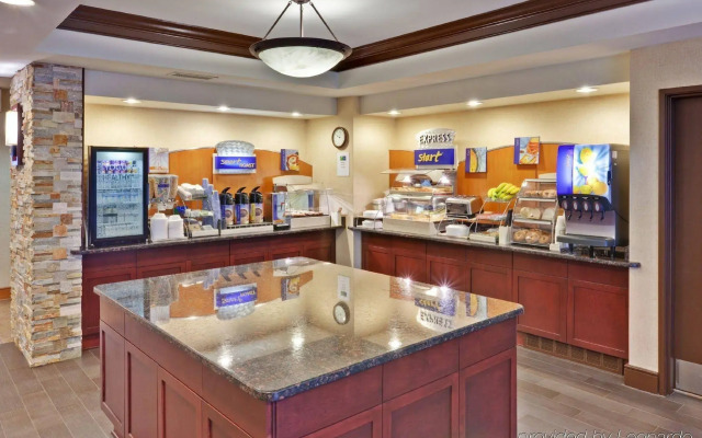 Holiday Inn Express Hotel & Suites Chicago-Algonquin by IHG