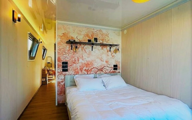 Un Moment Suspendu Pour Couple : Houseboat « Trampoline sur Leau »