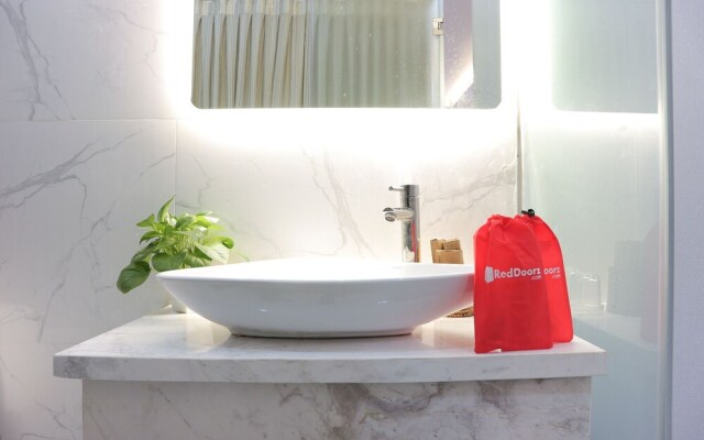 RedDoorz Premium @ Nguyen Thai Son Street