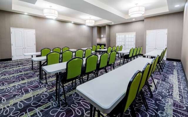 La Quinta Inn & Suites by Wyndham DFW Airport West - Bedford