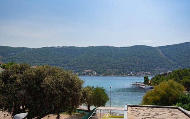 Beautiful Home in Grebastica With 4 Bedrooms and Wifi