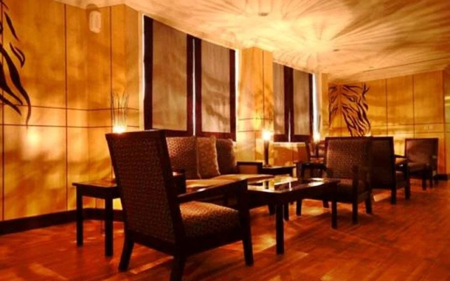 Royal Hotel And Suites