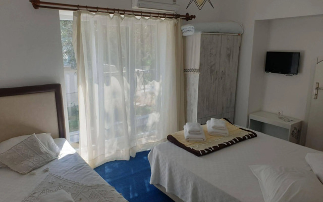 Lacivert Hotel