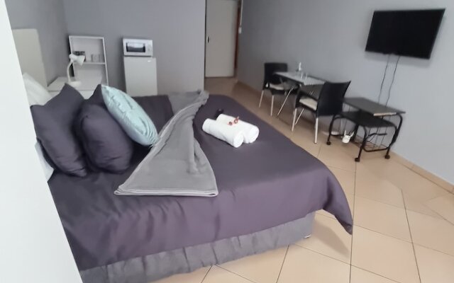 Stay @ Home Airport Lodge