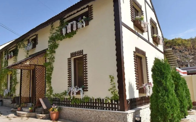 Li-Em Fauna Hostel