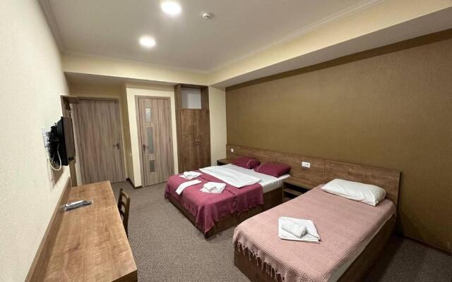 5 Rooms near 300 Aragveli metro station