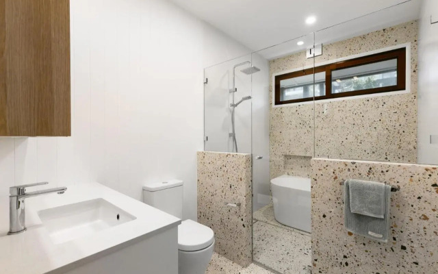 CARMELONE Gerroa 4pm check out on Sundays