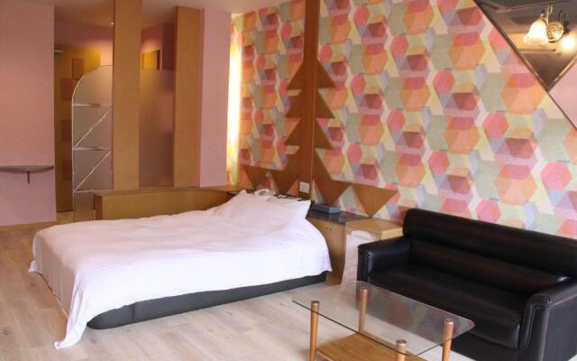 Color Hotel (Love Hotel)