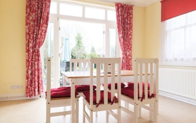 Amazing 3-bedroom Garden Flat for 6 in Ealing