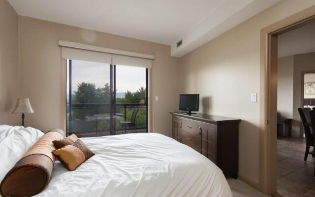 Corner Apartment with Lake View #518