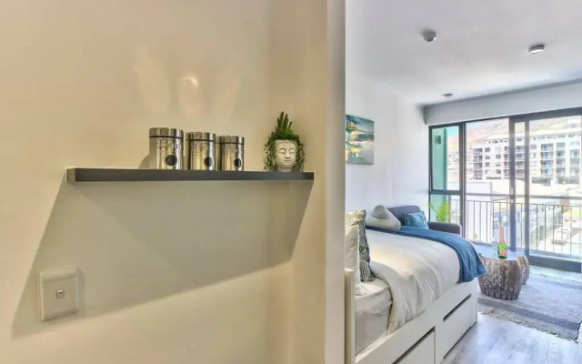 Contemporary arty Studio Balcony Mountain views