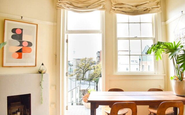 1930s Character 1 Bedroom Apartment With Sky Tower Views