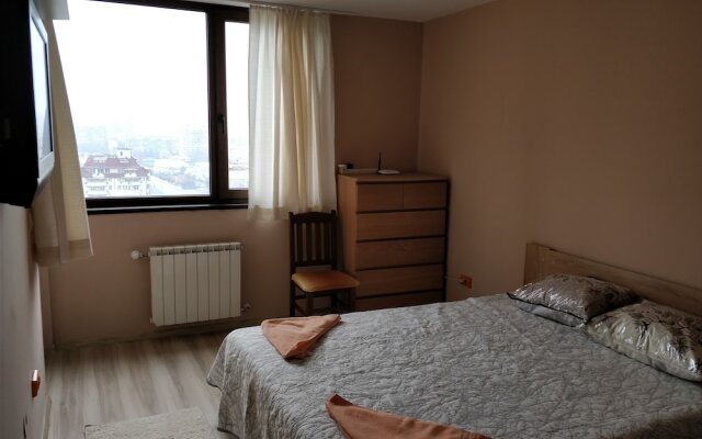 Communivative and comfortable apt. with a great view to city and mountains