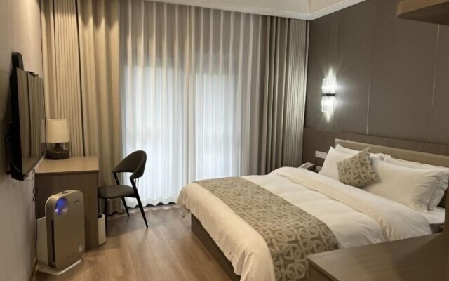 F World Conference Center Hotel (Wuhan Tianhe Airport Julong Avenue Subway Station Branch)