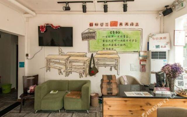 Zhiqingchun Theme Youth Hostel