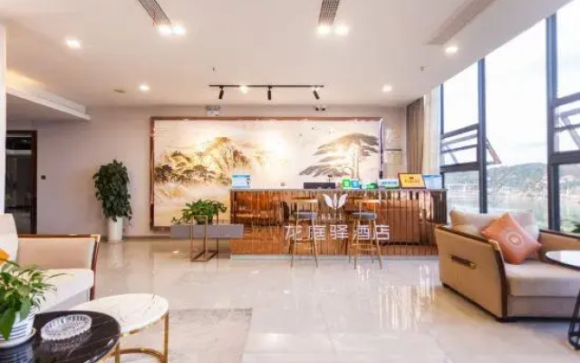 Santai Longtingyi Theme Hotel