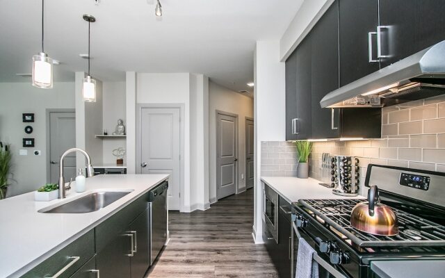 Rooftop Pool, Views, Close to Shops & Dining 1131