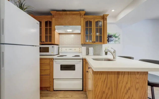 Comfortable Whitby 2 Bedroom Lower Suite